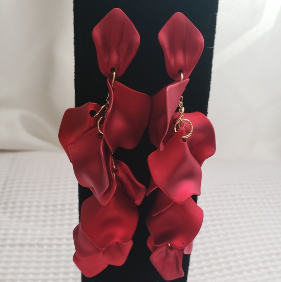 Rose petals dangling earrings - Picture 2 of 3